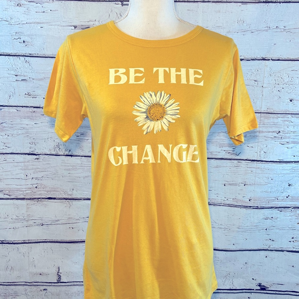 GRAPHIC T-SHIRT Daisy Graphic Print w "Be The Change" Yellow-XL